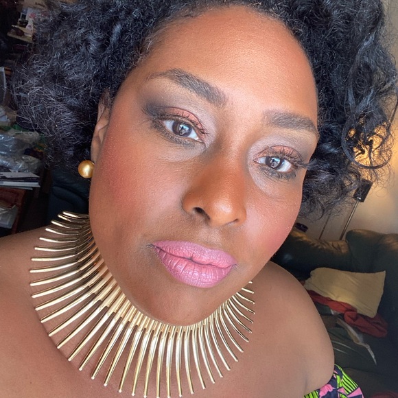 Meet your Posher, Stacy - Picture 2 of 11